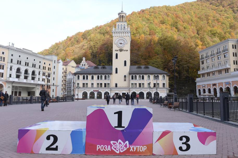 Un podio gi preprato sulla piazza di Krasnaja Poljana, vicino a Sochi